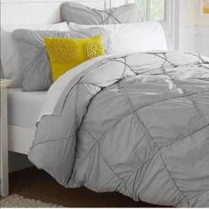 Pottery Barn diamond dream duvet cover. Twin. NWT